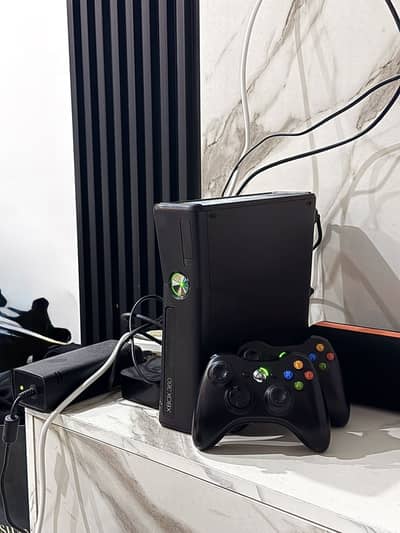 Xbox 360 superslim with 2wireless controllers and 200 games