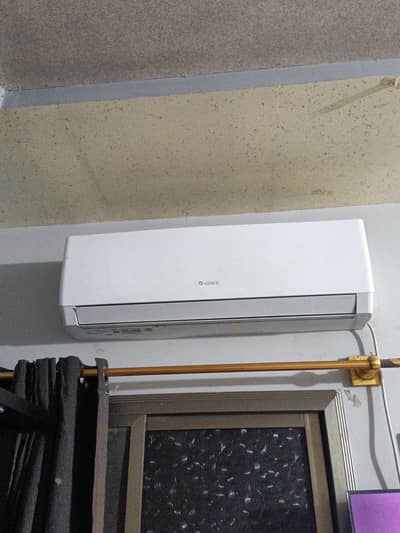 Sale gree Ac inviter 1.5 ton condition 100% ok srf 8 se 9 month use ho