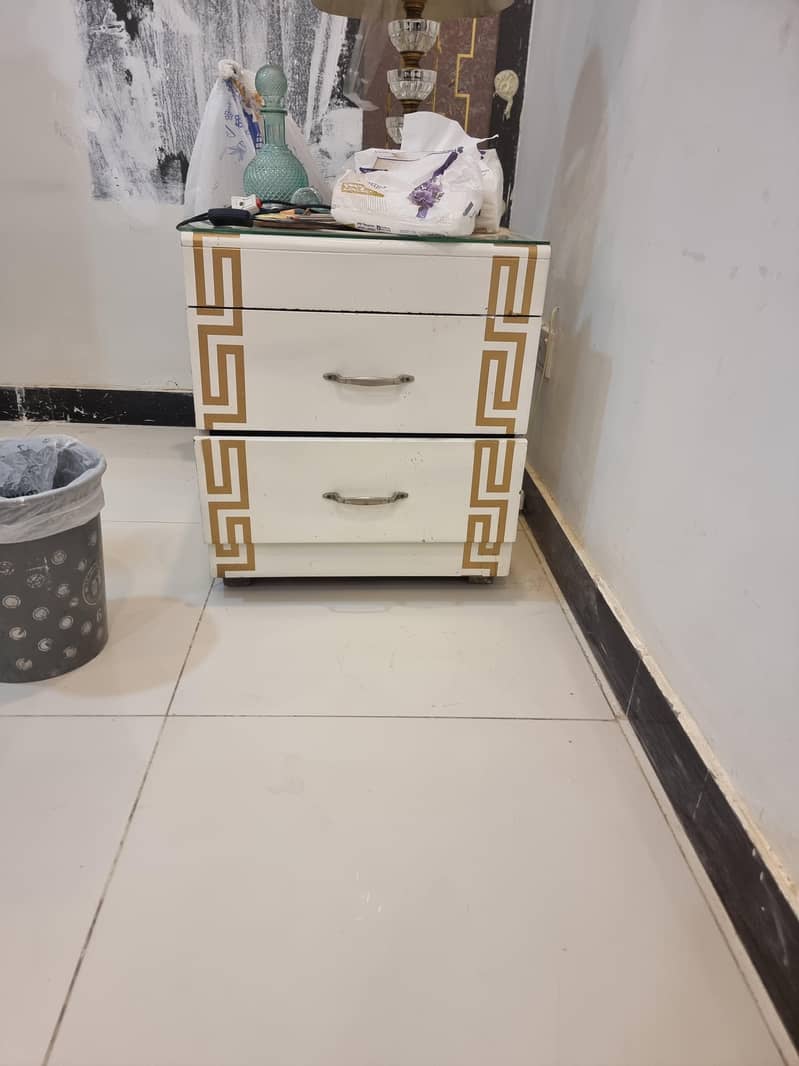 bedset with 2 sides table only 1