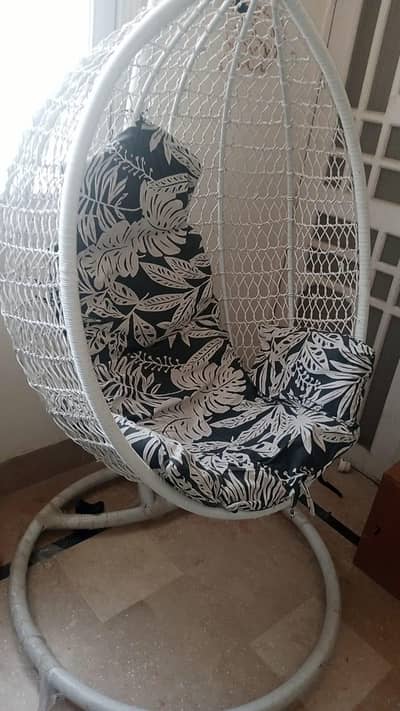 Hanging swing in white colour