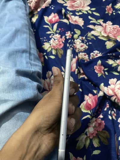 iPhone xr good conditions colour white