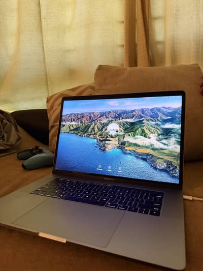 Macbook Pro 2017 15 inch Touch Bar 512 i7 16gb