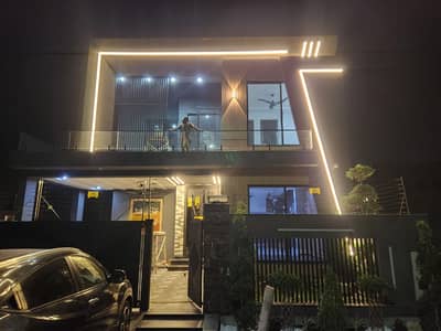 10 Marla Like New House For Sale In Bahria Town Lahore.