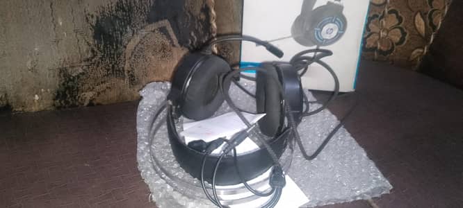 HP Gaming wired Headset with rgb lights in it