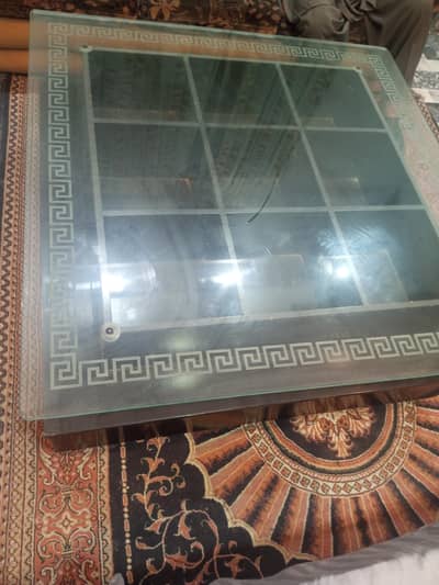 center table in very good condition. . with glass top