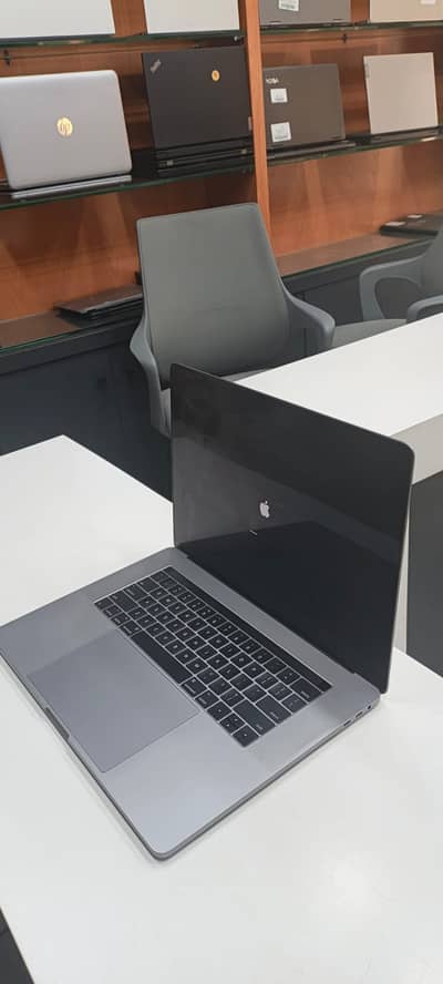 Macbook pro 2017 15" Specification  Core i7 7th gen  16 gb ram  1tb nv
