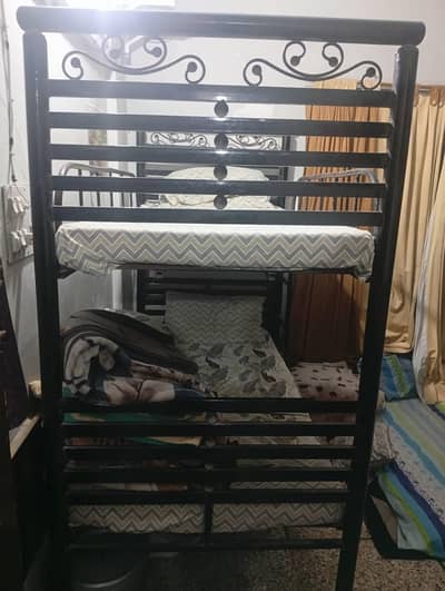 Bed size 6 fit exellent mattres + trolly + big Gizzer- shiting krni hy