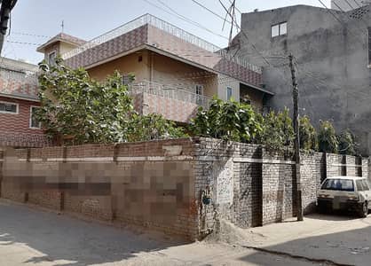 FOR INVESTERS 10 MARLA CORNER 3 SIDE OPENDemolish Condition Building On Pico Road