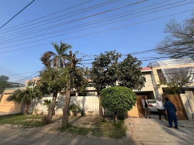 20 marla House for sale in model town block K 60 feet road (old house )  hot location  main apporched  near to main apporched