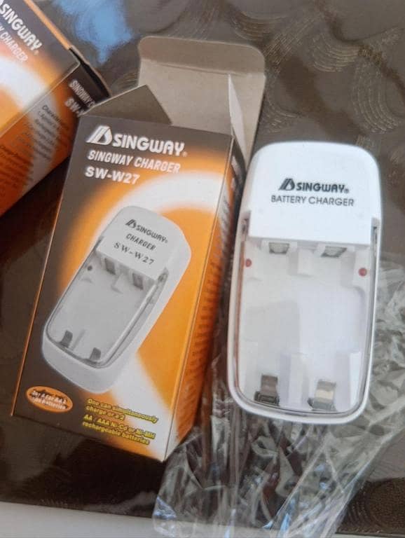 SINGWAY SW-W27 Rechargeable Battery Charger for AA/AAA 1.2V Ni-MH Ni-Cd