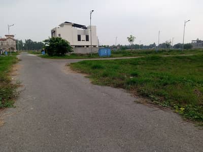 Facing Green Belt Good Location 5 Marla Plot For Sale Easy Access to 120 Feet Main Road