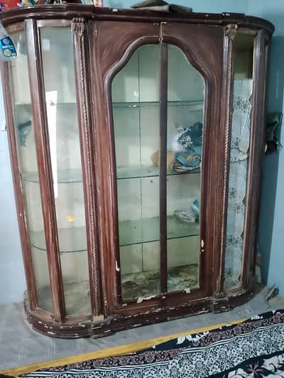 Wooden divider with thick glass
