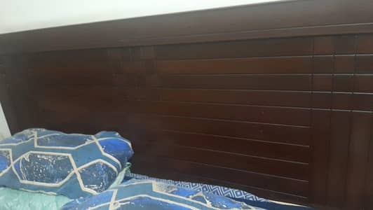 4-Piece Master bed set - Mirror & side table included