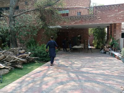 2.5 Kanal House Good location in Main Cantt