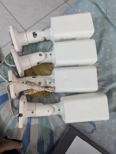 8 channels DVR - 4 cameras functional 1 camera broken