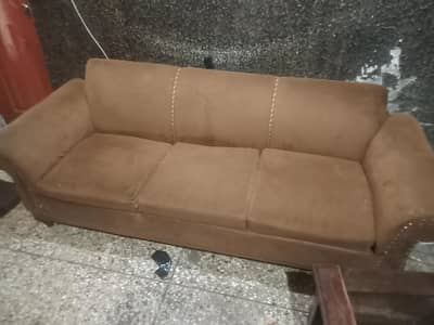 Aoa. selling sofa set it's in neat condition