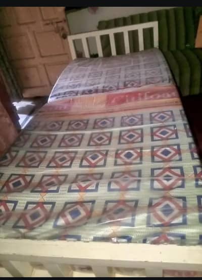 10/10 condition new iron bed
