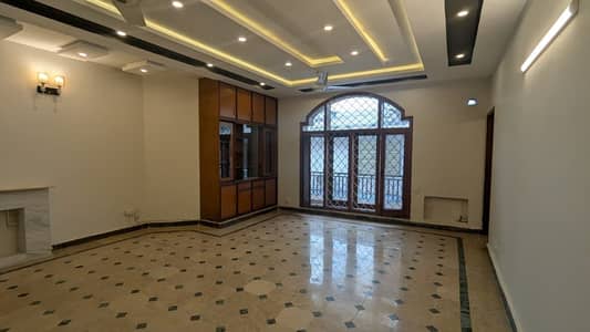 FOR RENT Fully Renovated 3 Bedrooms Upper Portion Available in F_7/1