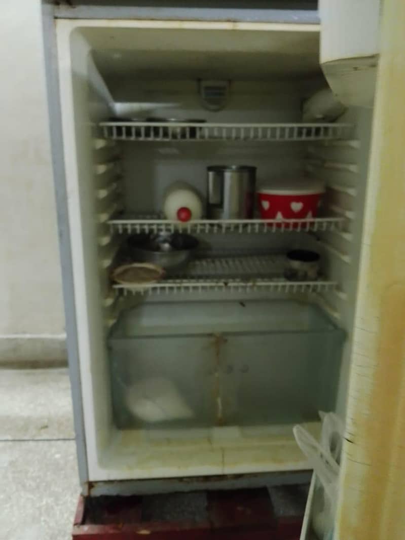 بہت اچھا فرج ہے اچھا ورکنگ میں ہےارمی پرسن ھوں پوسٹٹینگ ہو گی ہے ارجنٹ 2