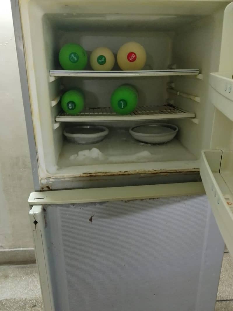 بہت اچھا فرج ہے اچھا ورکنگ میں ہےارمی پرسن ھوں پوسٹٹینگ ہو گی ہے ارجنٹ 3