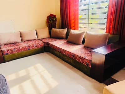 Elegant L-Shape Corner Sofa with Wooden Side Table – Excellent Conditi