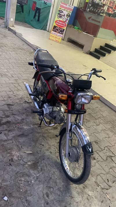 CD 70 2022 model red