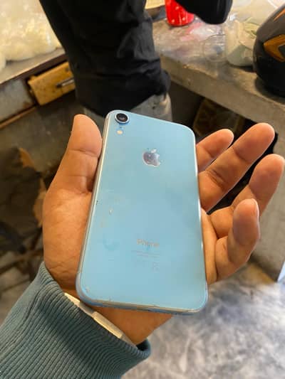 I phone XR 64 GB 10  by 9  condition