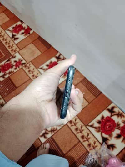 iphone 11 64gb screen crack 80 battery  health jv