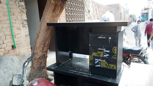 I am selling Office table