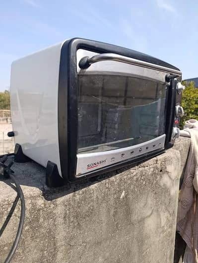 Electric Oven – Compact Baking & Grilling Oven (Good Condition)