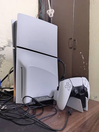 PS5 Slim Disc Edition 1tb with Chargind dock