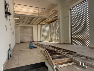 showroom for rent at prime location corner parking face