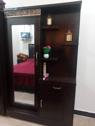 doble bed plus bed side table ;dreesing; almari for sale 6 month usedi