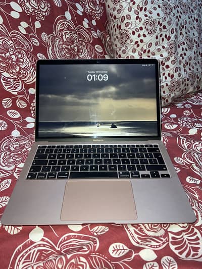 MacBook M1 2020 | 8GB/256GB | 95% Battery & 105 Cycles | Box Packed