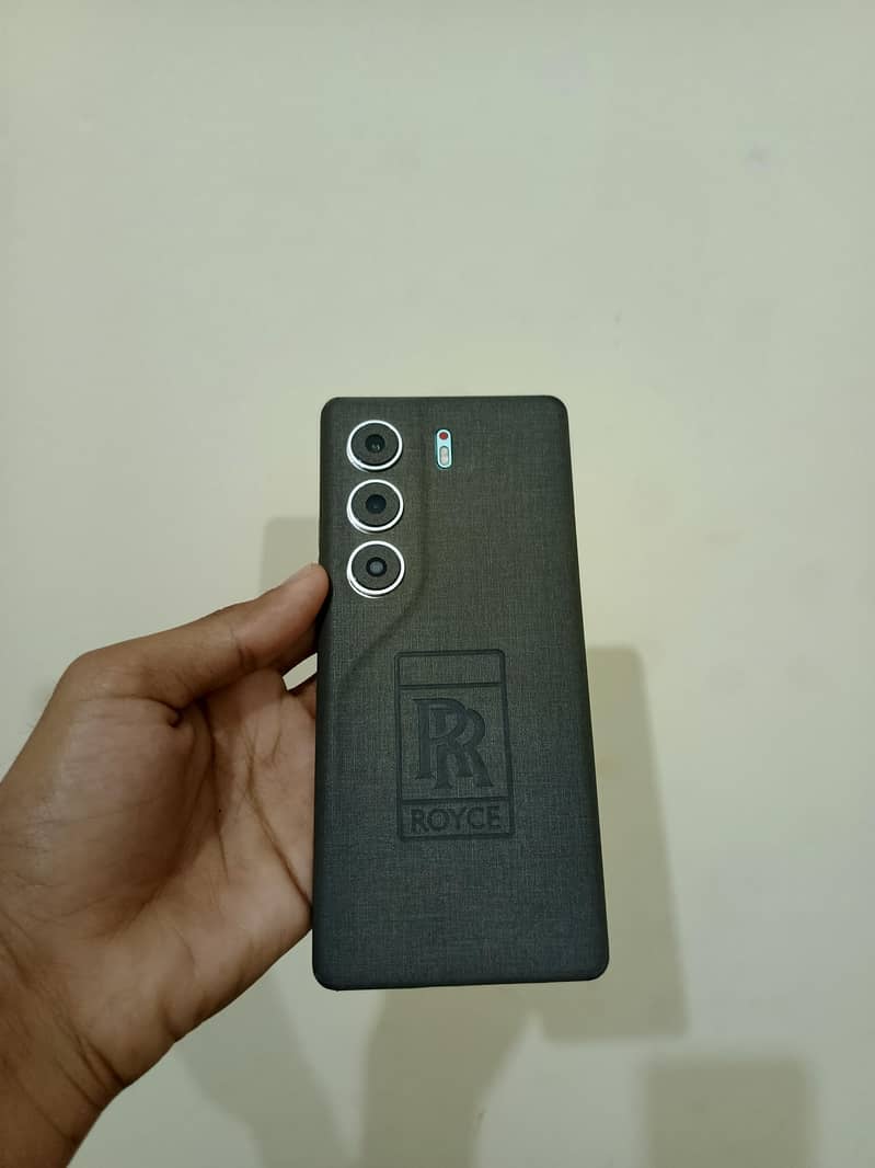 Tecno camon 40 pro 4