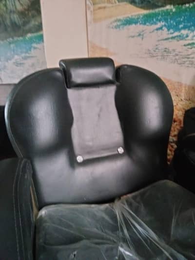 im selling parlour chair in very very good condition just like new