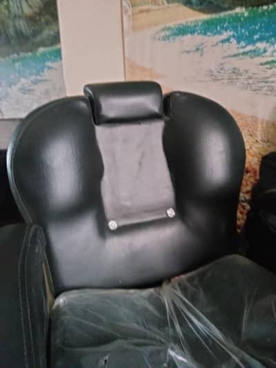 I'm selling parlour chair in very very good condition just few months