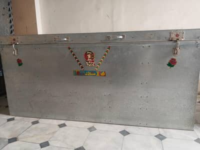 مضبوط لوہے کی پیٹی فروخت کے لیے – اچھی حالت میں