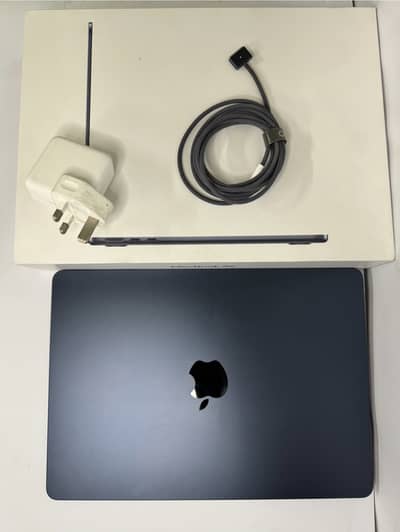 Macbook Air 2022, 8GB, 256GB 10/10 74 cycles