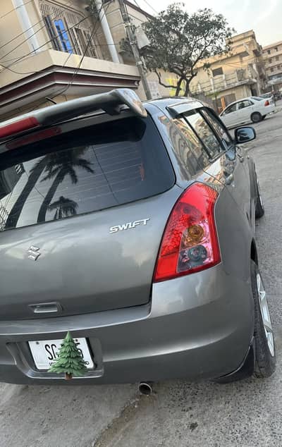 Suzuki swift dlx 2010