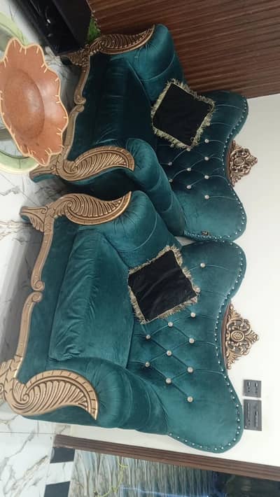 sofa for sale bht neat conditionn hai serious buyer hi rabta krain