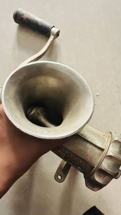 Manual meat mincer