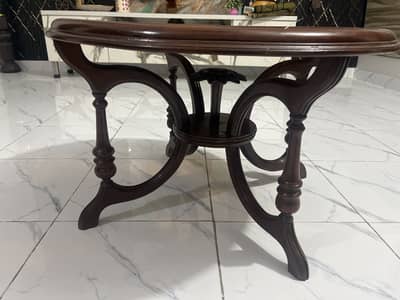 Coffee table sofa k sat b adjust ho jaye