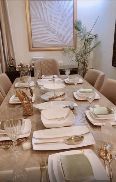 8 seater dinning table.