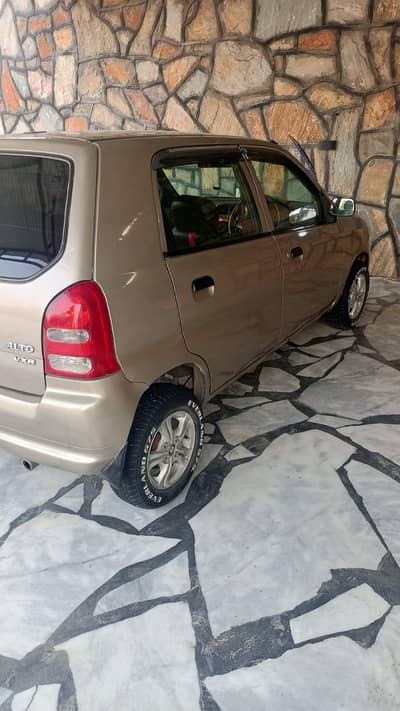 Good condition chat k nechay spray hai accident k guarantee hai