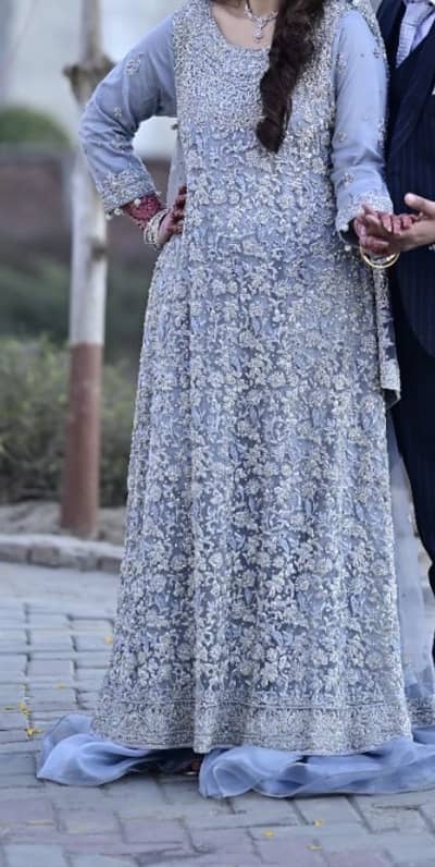 135000 ka dress ha 50000 ma mil jaye ga final