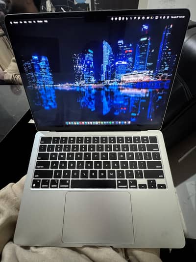 Apple Macbook Air M2 (13 inches)