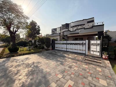 2 Kanal House With Basement On 100 Ft Road Prime Location
