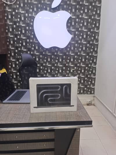 MACBOOK PRO M5 2025 14 INCH SPACE BLACK SEALD BOX 24GB RAM 512GB SSD