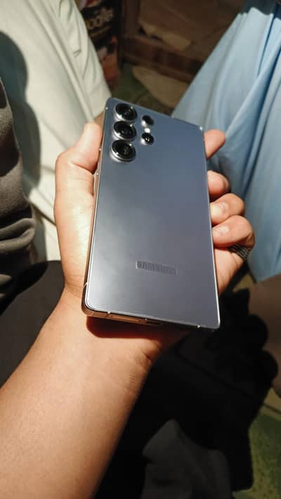 S25 ULTRA WITH CABLE AND BOX.